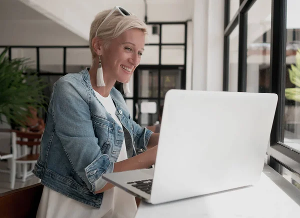 Stilvolle Frau Benutzt Laptop Café — Stockfoto