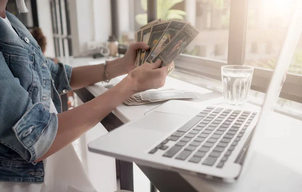 Frau Liest Videochat Tarotkarten Café — Stockfoto