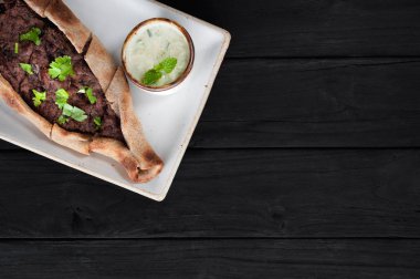 Tekne pasta kuru fasulye ile. Gürcü mutfağı. Üstten görünüm. Siyah ahşap arka plan üzerinde. Kopya alanı.