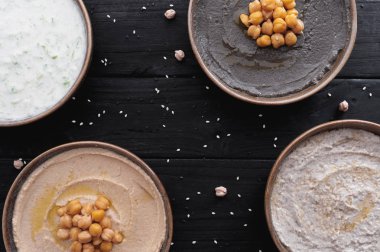Siyah ahşap masa farklı humus tabaklarda. Üstten görünüm