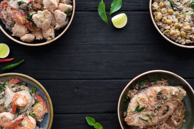 Siyah ahşap masa üzerinde Hint yemekleri