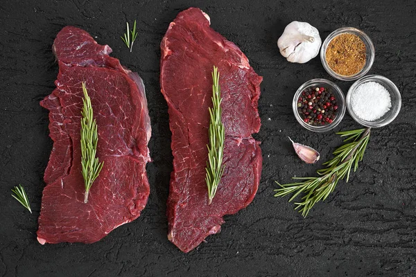 Bife Ribeye Cru Com Temperos Fundo Apedrejado Preto Vista Superior — Fotografia de Stock