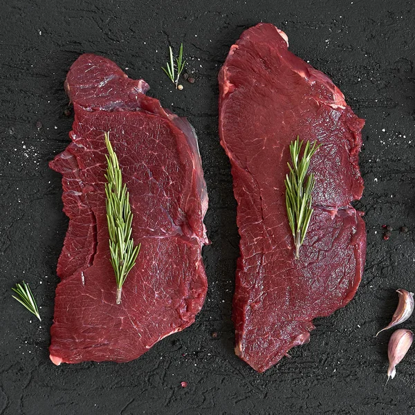 Råa Ribeye Oxfilé Med Kryddor Svart Stenas Bakgrund Ovanifrån — Stockfoto