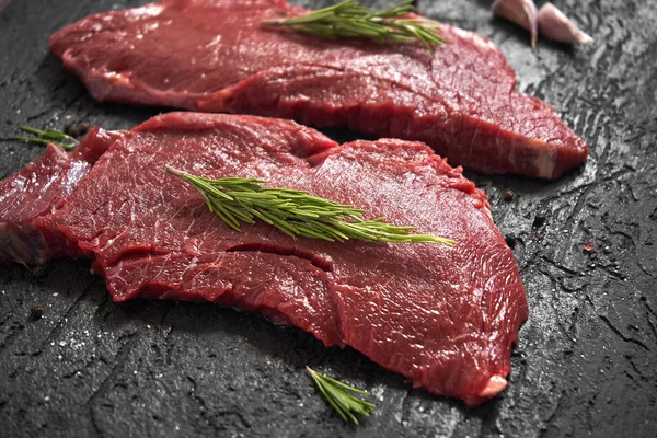 Bife Ribeye Cru Com Temperos Fundo Apedrejado Preto Vista Superior — Fotografia de Stock