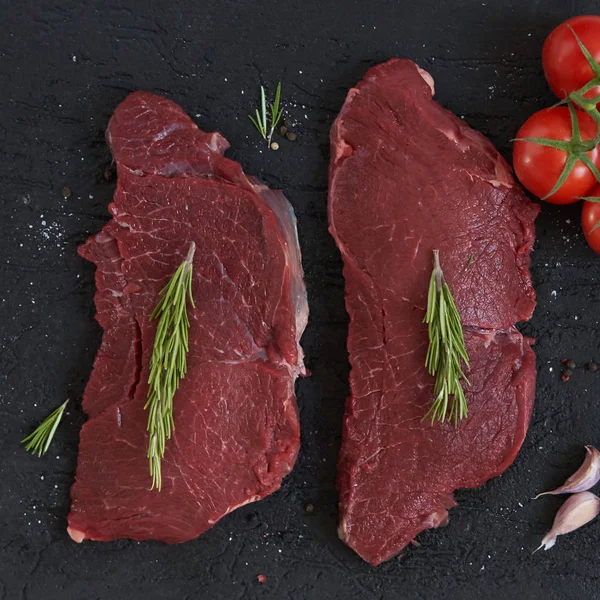 Rohes Ribeye Beefsteak Mit Gewürzen Schwarzer Entkernter Hintergrund Draufsicht — Stockfoto