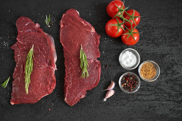 Bife Ribeye Cru Com Temperos Fundo Apedrejado Preto Vista Superior — Fotografia de Stock