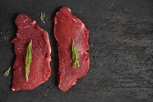 Råa Ribeye Oxfilé Med Kryddor Svart Stenas Bakgrund Ovanifrån — Stockfoto