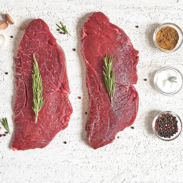 Råa Ribeye Oxfilé Med Kryddor Vit Stenas Bakgrund Ovanifrån — Stockfoto