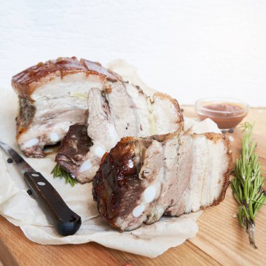 Pişmiş domuz eti kesme tahtası üzerinde sarımsaklı