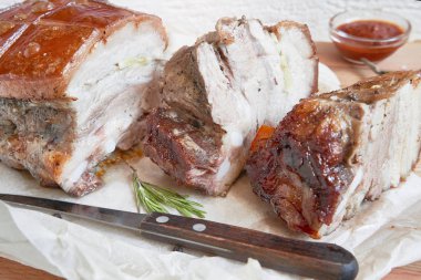 Pişmiş domuz eti kesme tahtası üzerinde sarımsaklı