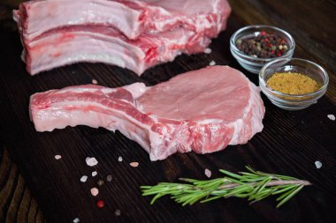 Kesilerek Çiğ domuz fileto biftek siyah masada