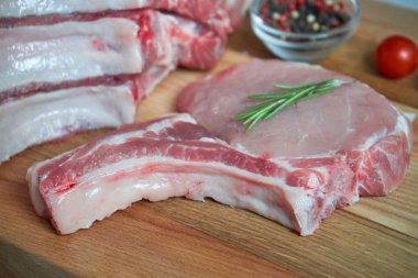 Kesilerek Çiğ domuz fileto biftek kesme tahtası üzerinde