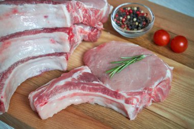 Kesilerek Çiğ domuz fileto biftek kesme tahtası üzerinde