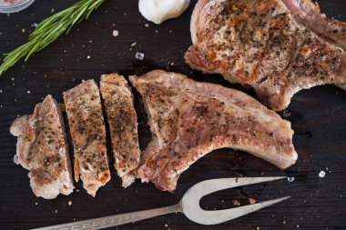 Düzenlenen ızgara domuz fileto biftek siyah masada