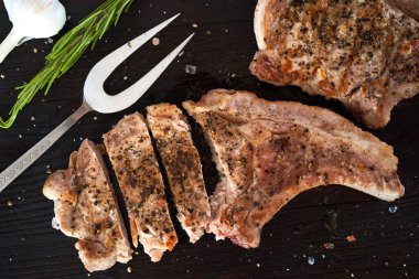 Düzenlenen ızgara domuz fileto biftek siyah masada