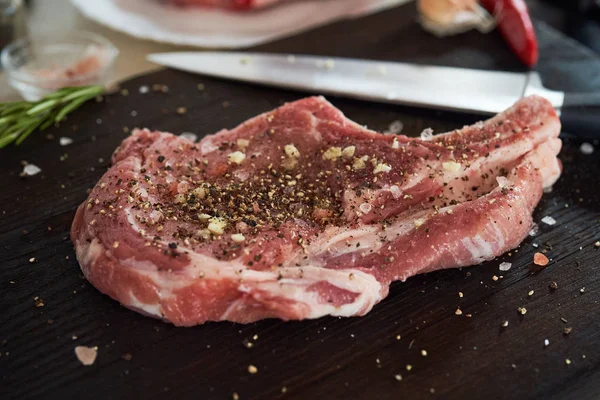 Broušená Syrové Vepřové Panenka Steaky Černém Stole — Stock fotografie