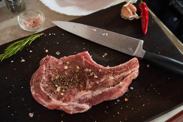 Geschnittene Rohe Schweinelendsteaks Auf Schwarzem Tisch — Stockfoto