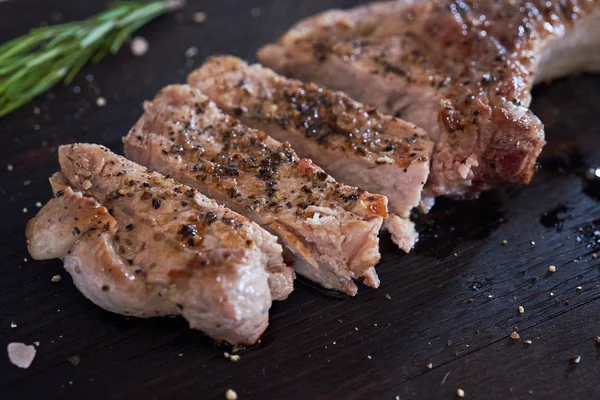 Côtelettes Longe Porc Grillées Coupées Sur Table Noire — Photo