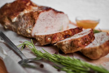 Kavrulmuş kesilerek pork sosu ve biberiye ile