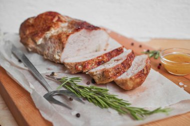 Kavrulmuş kesilerek pork sosu ve biberiye ile