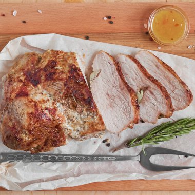 Kavrulmuş kesilerek pork sosu ve biberiye ile