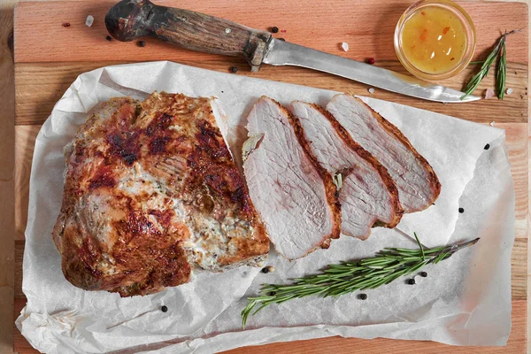 Kavrulmuş kesilerek pork sosu ve biberiye ile