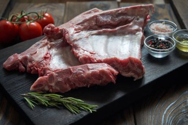 Koyu ahşap artalan üzerinde çiğ domuz kaburga