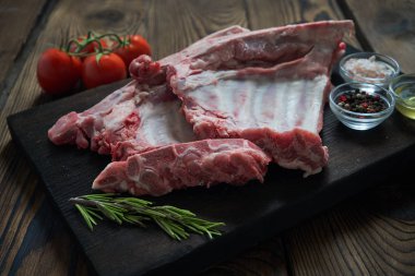 Koyu ahşap artalan üzerinde çiğ domuz kaburga