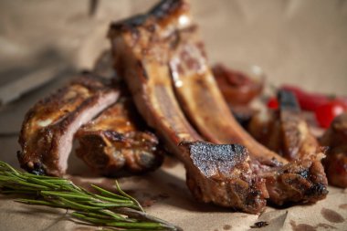 Dilimlenmiş Barbekü domuz kaburga pişirme bir kağıt üzerinde ızgara. Makro görünümü