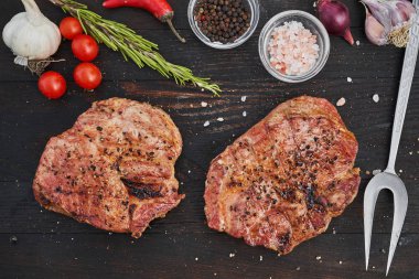 Siyah ahşap tahta sebze ve spicies biftek. Yukarıdan görüntülemek