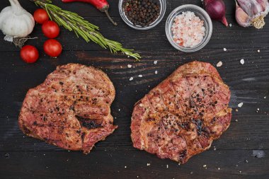 Siyah ahşap tahta sebze ve spicies biftek. Yukarıdan görüntülemek