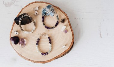 Doğal taş ve gümüş yapılmış bilezikler. Düz düşürür ve aksesuarları ile yatıyordu. Yukarıdan görüntülemek