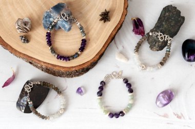 Doğal taş ve gümüş yapılmış bilezikler. Düz düşürür ve aksesuarları ile yatıyordu. Yukarıdan görüntülemek