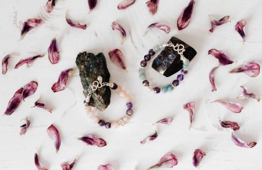 Doğal taş ve gümüş yapılmış bilezikler. Düz düşürür ve aksesuarları ile yatıyordu. Yukarıdan görüntülemek