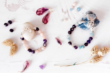 Doğal taş ve gümüş yapılmış bilezikler. Düz düşürür ve aksesuarları ile yatıyordu. Yukarıdan görüntülemek