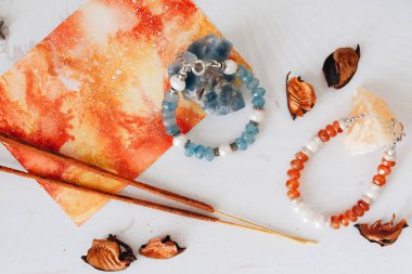 Doğal taş ve gümüş yapılmış bilezikler. Düz düşürür ve aksesuarları ile yatıyordu. Yukarıdan görüntülemek