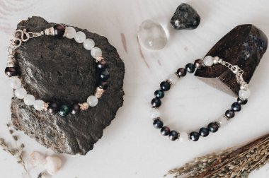 Doğal taş ve gümüş yapılmış bilezikler. Düz düşürür ve aksesuarları ile yatıyordu. Yukarıdan görüntülemek