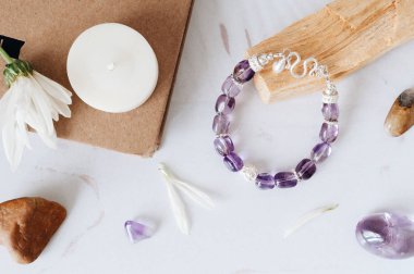 Doğal taş ve gümüş yapılmış bilezikler. Düz düşürür ve aksesuarları ile yatıyordu. Yukarıdan görüntülemek