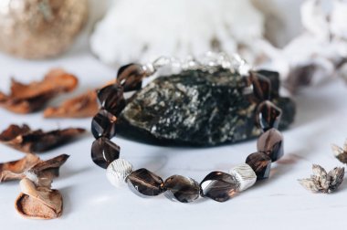 Doğal taş ve gümüş yapılmış bilezikler. Düz düşürür ve aksesuarları ile yatıyordu. Yukarıdan görüntülemek