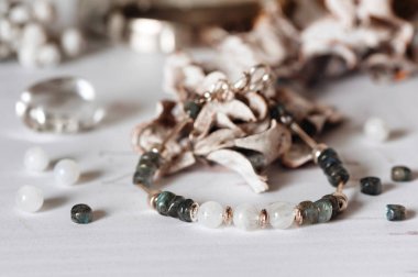 Doğal taş ve gümüş yapılmış bilezikler. Düz düşürür ve aksesuarları ile yatıyordu. Yukarıdan görüntülemek