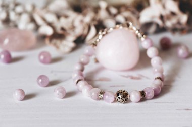 Doğal taş ve gümüş yapılmış bilezikler. Düz düşürür ve aksesuarları ile yatıyordu. Yukarıdan görüntülemek