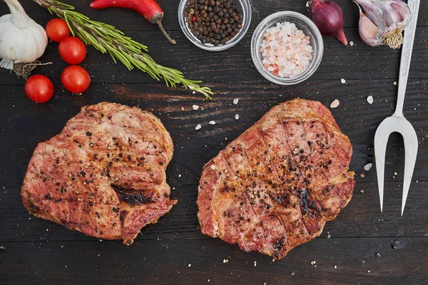 Steak Auf Schwarzem Holzbrett Mit Gemüse Und Gewürzen Blick Von — Stockfoto