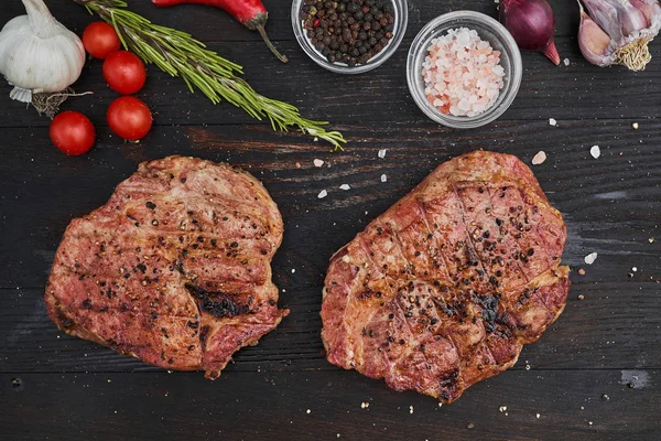 Siyah ahşap tahta sebze ve spicies biftek. Yukarıdan görüntülemek