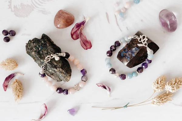 Doğal taş ve gümüş yapılmış bilezikler. Düz düşürür ve aksesuarları ile yatıyordu. Yukarıdan görüntülemek