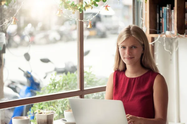 Νεαρή Ξανθιά Γυναίκα Freelancer Πληκτρολογώντας Laptop Στο Καφενείο — Φωτογραφία Αρχείου