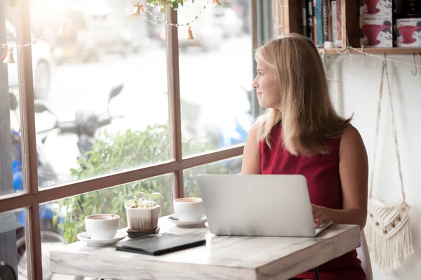 Junge Blonde Frau Tippt Laptop Café — Stockfoto