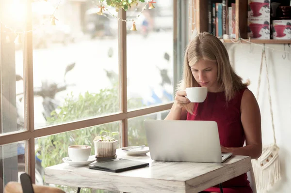 Junge Blonde Frau Tippt Laptop Café — Stockfoto