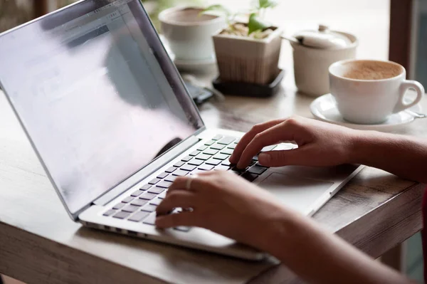 Junge Blonde Frau Tippt Laptop Café — Stockfoto