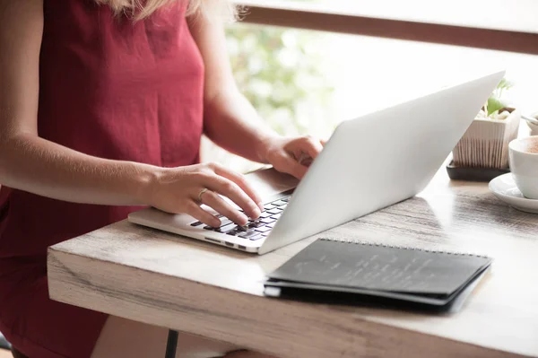 Junge Blonde Frau Tippt Laptop Café — Stockfoto