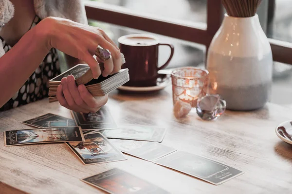 Mujer Está Leyendo Cartas Del Tarot Mesa Cafetería — Foto de Stock